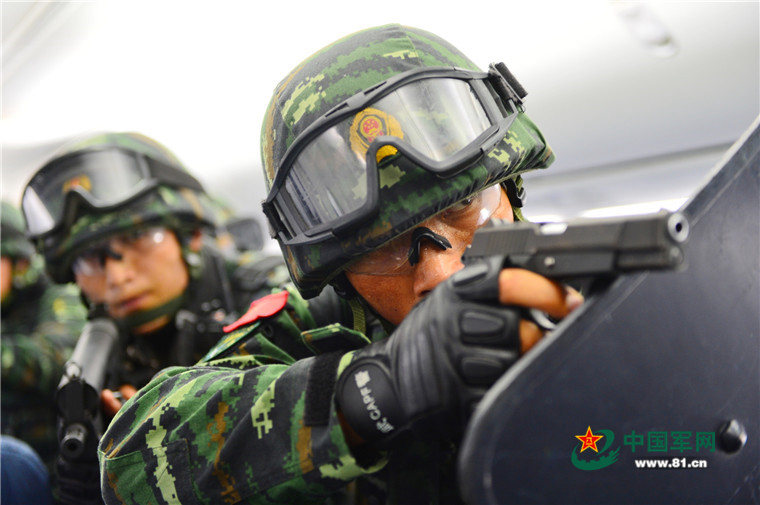 中 무장경찰 2016 민간항공 테러 대비 훈련 참가