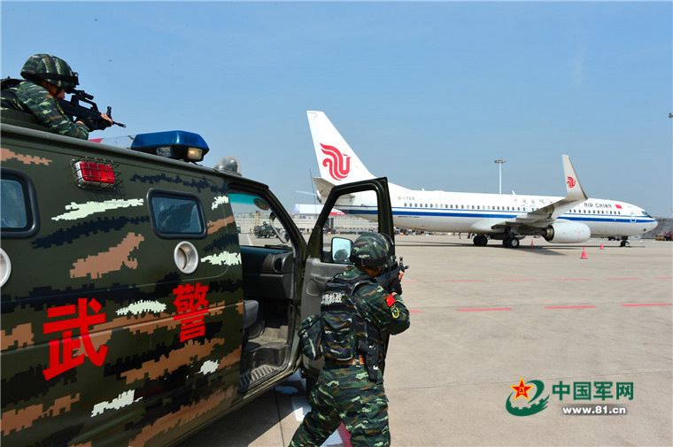 中 무장경찰 2016 민간항공 테러 대비 훈련 참가