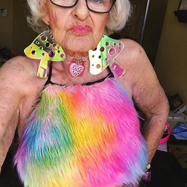 88세 美 할머니, 과감한 패션으로 온라인서 화제