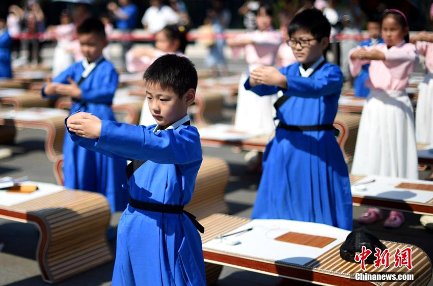 난징 초등학생들 전통 한푸 입고 ‘개필례’ 참석