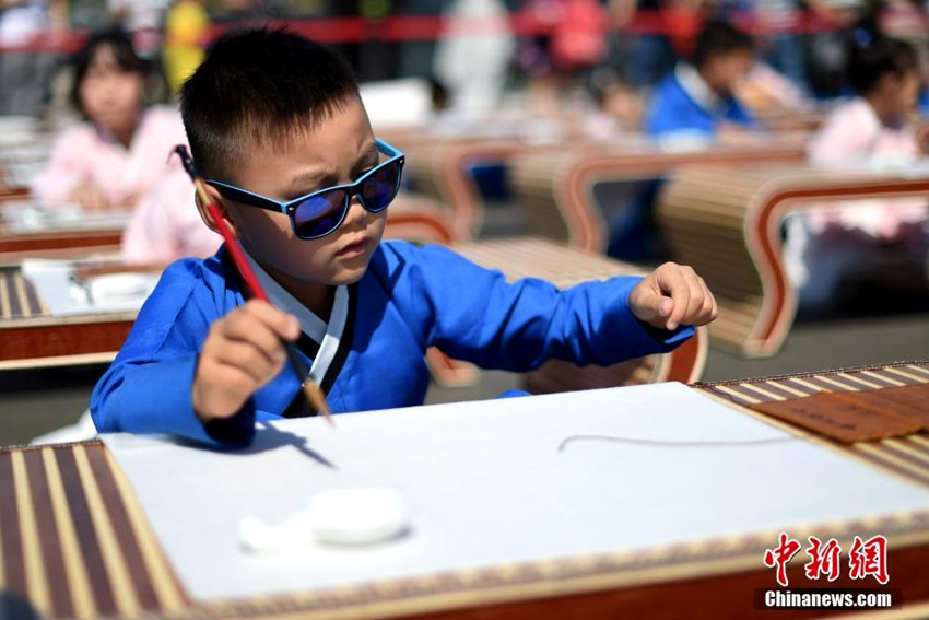 난징 초등학생들 전통 한푸 입고 ‘개필례’ 참석