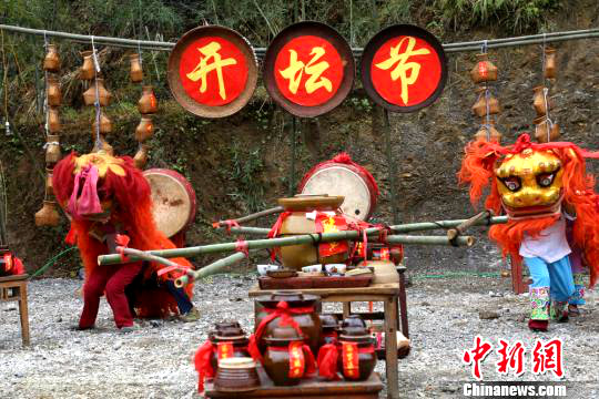 샹시 묘족 쏸위 카이탄제, 이색적인 중국 먹거리
