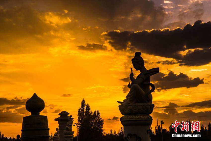 간쑤 둔황 당허에 펼쳐진 아름다운 석양 풍경