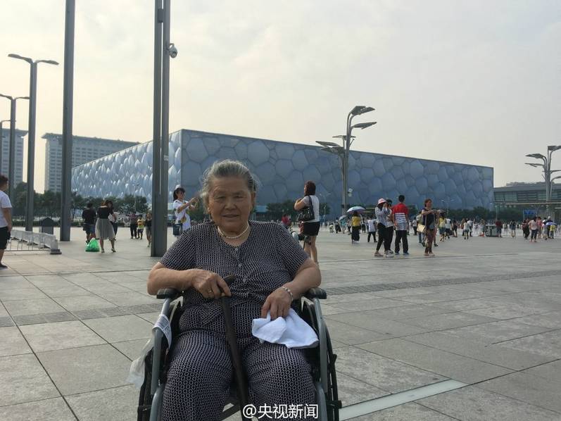 안후이 20대 청년, 휠체어로 할머니 베이징 관광