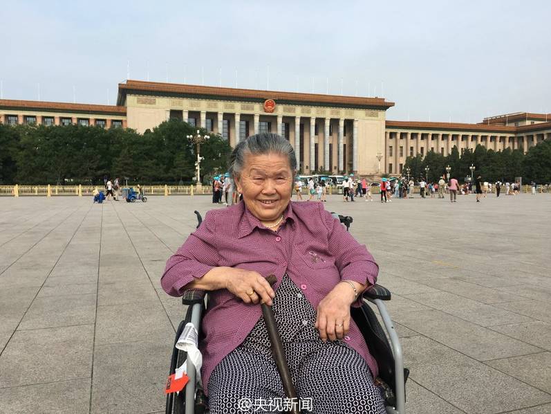 안후이 20대 청년, 휠체어로 할머니 베이징 관광