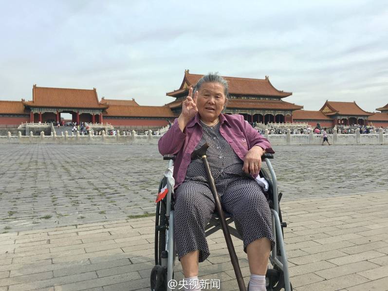 안후이 20대 청년, 휠체어로 할머니 베이징 관광