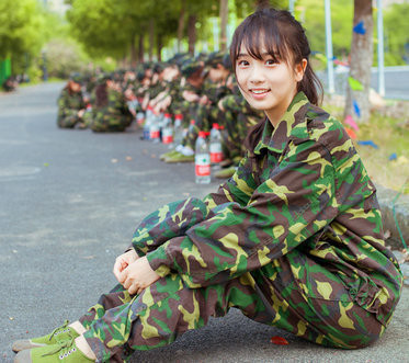 개학철 맞은 中 대학, 군사훈련 받는 초절정 미녀 학생들