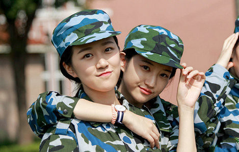 개학철 맞은 中 대학, 군사훈련 받는 초절정 미녀 학생들