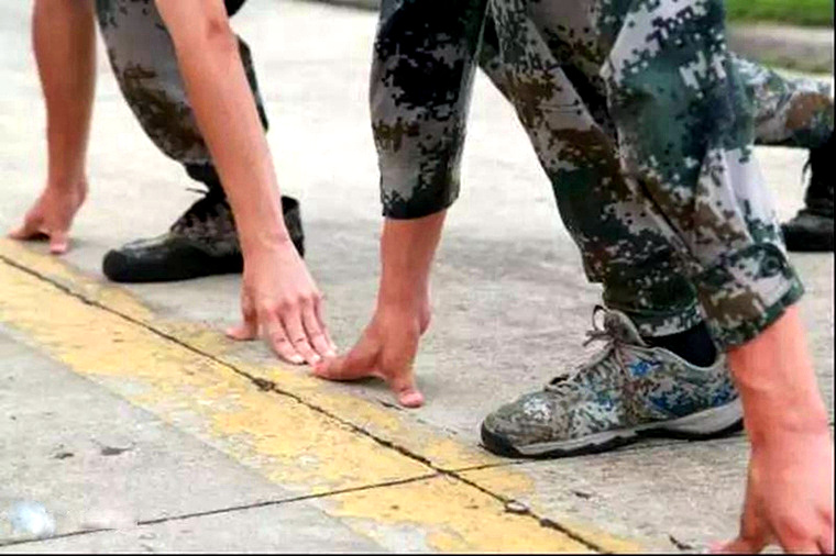 해방군 신형 훈련용 활동화 공개, 인기 최고