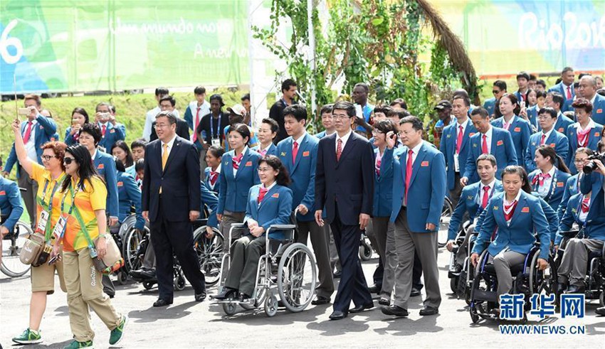 국기게양식에 참석하기 위해 이동하는 중국 대표단의 모습