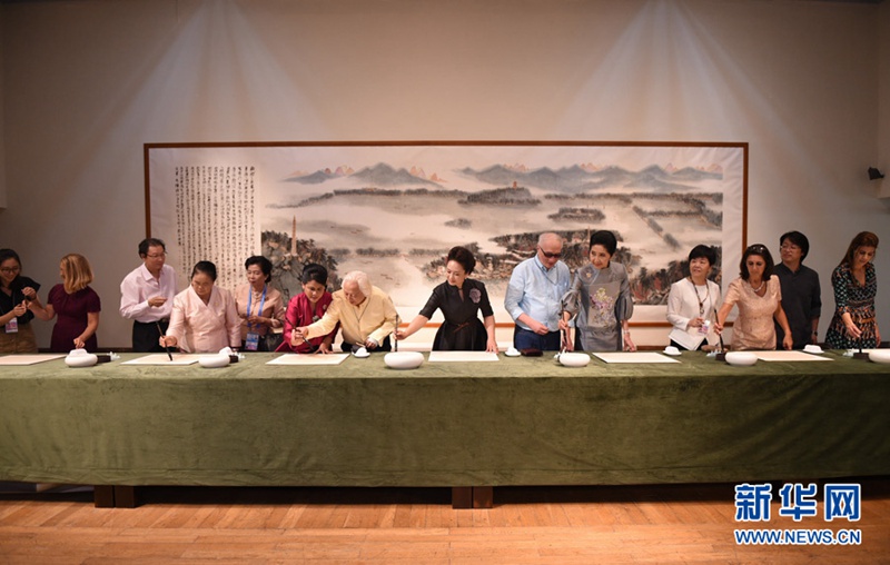 펑리위안, G20 외국대표단 단장 부인들과 中미술학원 참관