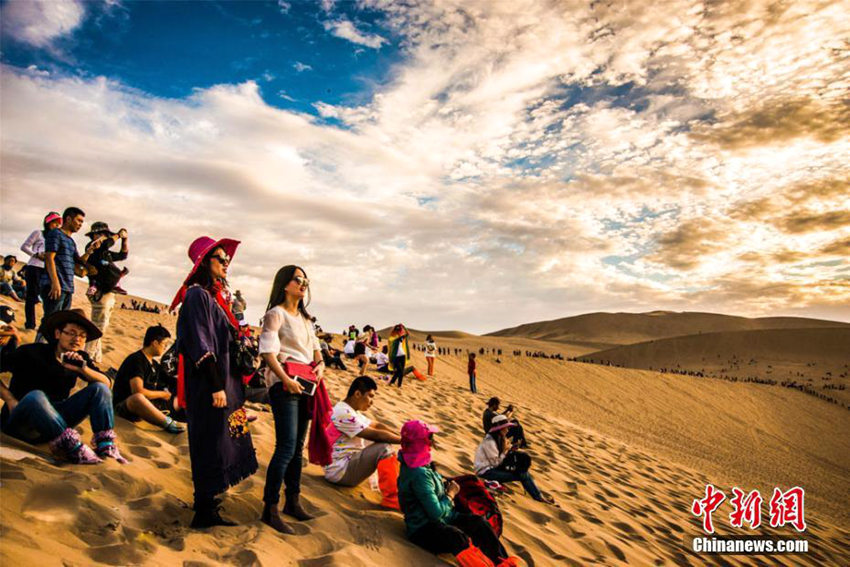 마음의 산책… 간쑤 둔황의 붉은 노을과 황금빛 사막