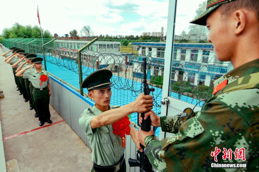8월 31일 산시(山西)성 신저우(忻州)시, 무장경찰 신저우지대(支隊)의 한 초소에서 퇴역하는 군인들에게 특별 송별회를 열어주었다.