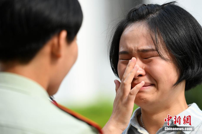 해방군 퇴역 시즌! 정든 병영 떠나는 군인들의 모습