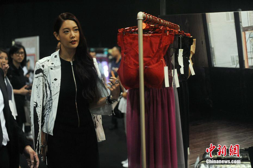 디자이너로 변신한 클라라, 홍콩 패션위크에 참석