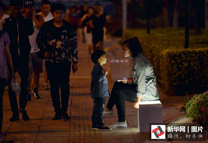 선양 거리에 들어선 ‘발광 벤치’, 밤거리 밝혀