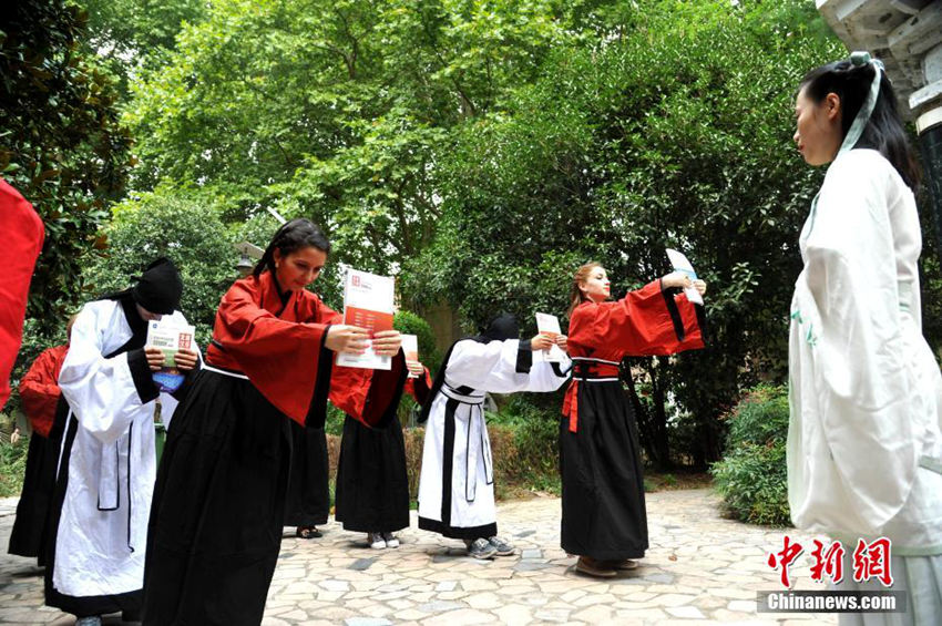 스승의 날, 한푸 입은 유학생들 中 전통문화 체험