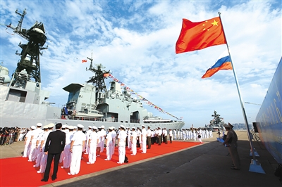 사진은 12일 러시아 참전 군함이 잔장 모 군항에 도착하자 중국 해군이 부두에서 환영식을 거행한 모습이다.