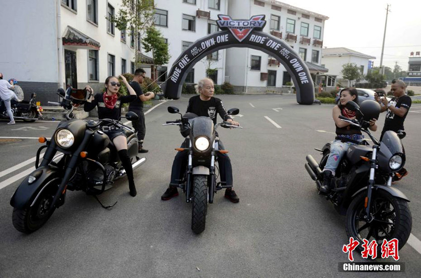 중형 오토바이 레이싱, 할아버지와 미녀들의 이색 대결