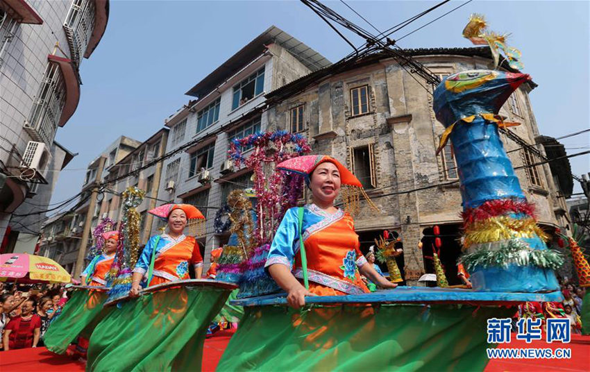 광시(廣西) 룽안(融安)현 사람들이 용봉(龍鳳)선을 흔들며 풍년을 축하하고 있다.