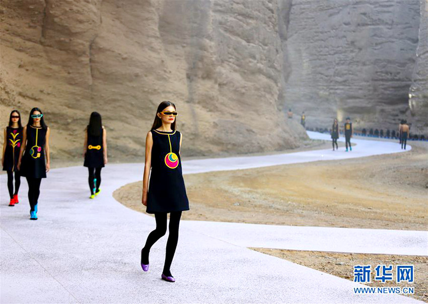 간쑤 석림에서 펼쳐진 패션쇼, “신선한 충격”