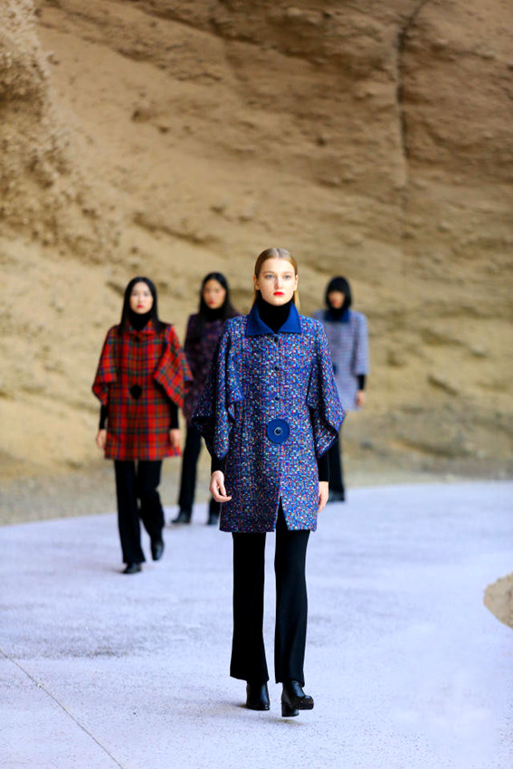 간쑤 석림에서 펼쳐진 패션쇼, “신선한 충격”