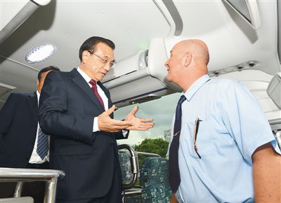 리커창의 해외시찰, 쿠바서 중국산 버스 탑승