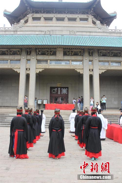 공자 2567번째 생일 기념, 우한大 학생들 ‘석채례’ 올려