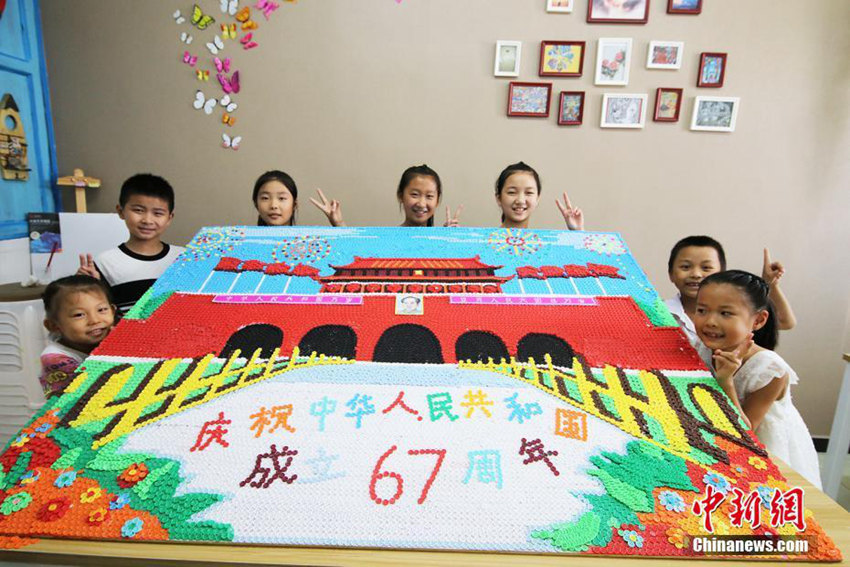 고사리손으로 만든 ‘단추 톈안먼’, 국경절 기념