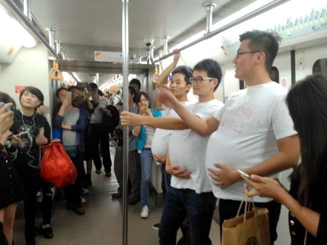 청두 지하철에 등장한 ‘임신男’들, 임신부 배려 호소