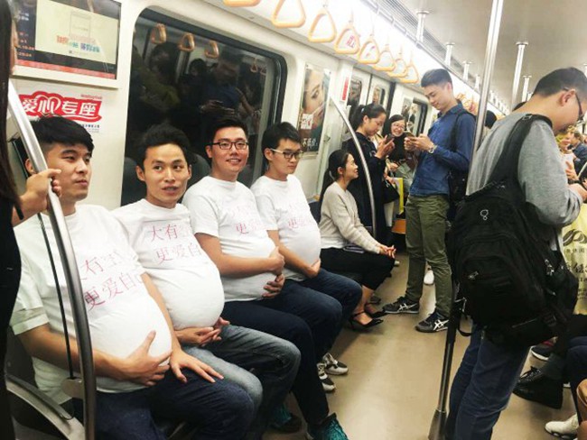 청두 지하철에 등장한 ‘임신男’들, 임신부 배려 호소
