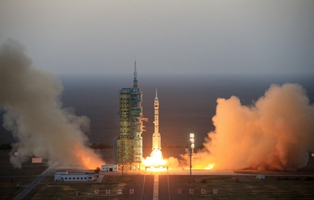 中 유인 우주선 ‘선저우 11호’ 발사 성공