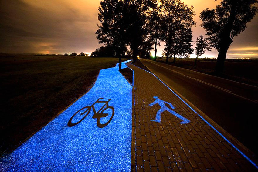 도로에 뜬 별들! 밤하늘이 내려앉은 듯한 자전거 전용 도로