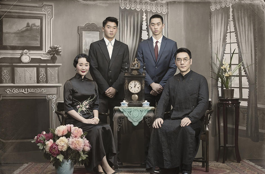 린이룬 복고풍 가족사진, 치파오와 양복의 만남