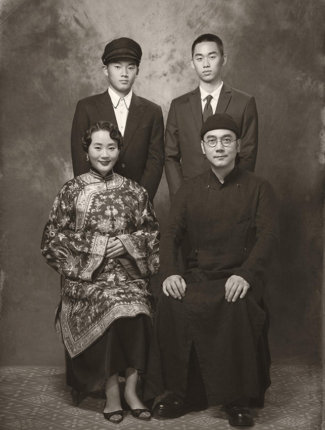 린이룬 복고풍 가족사진, 치파오와 양복의 만남