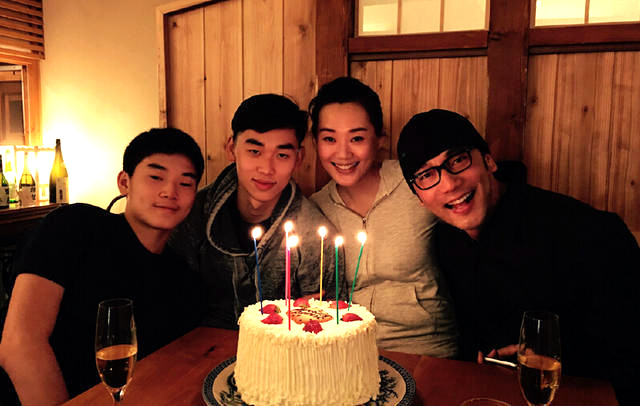 린이룬 복고풍 가족사진, 치파오와 양복의 만남
