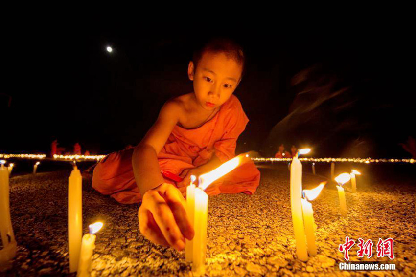 윈난 태족의 점등절, 승려들 촛불 켜 泰 국왕에게 애도 전해