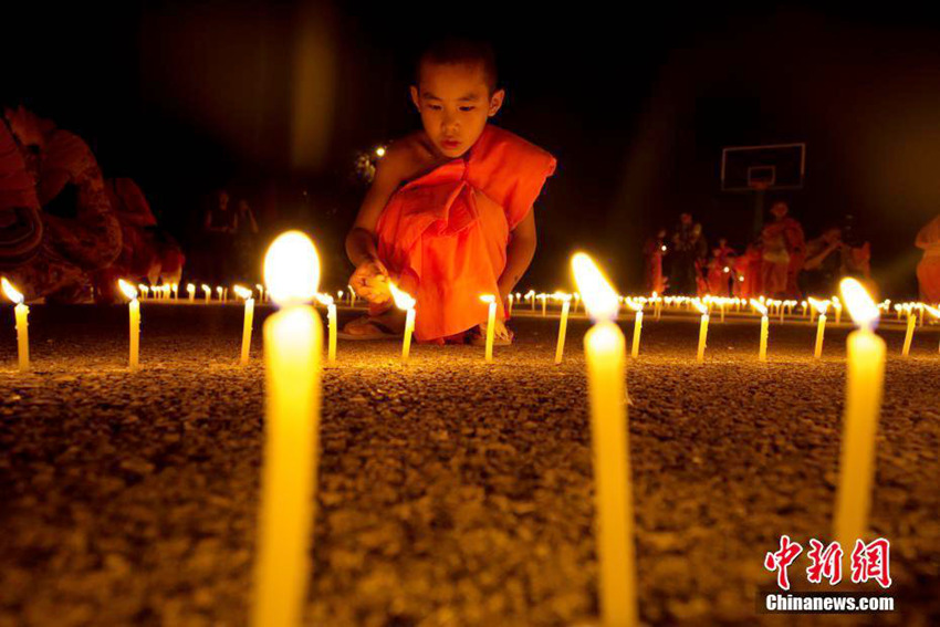 윈난 태족의 점등절, 승려들 촛불 켜 泰 국왕에게 애도 전해