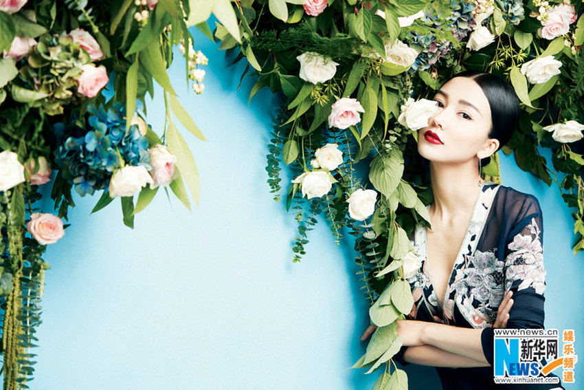야오싱퉁 패션지 등장, 꽃으로 둘러싸인 가을날의 여유