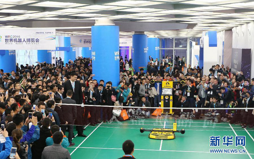세계 로봇 콘퍼런스 베이징서 개최, 재주 부리는 로봇들