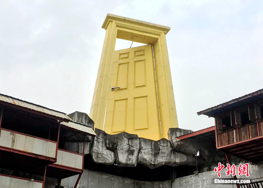 충칭 건물 옥상의 대형 문, ‘저 세상으로 가는 문’