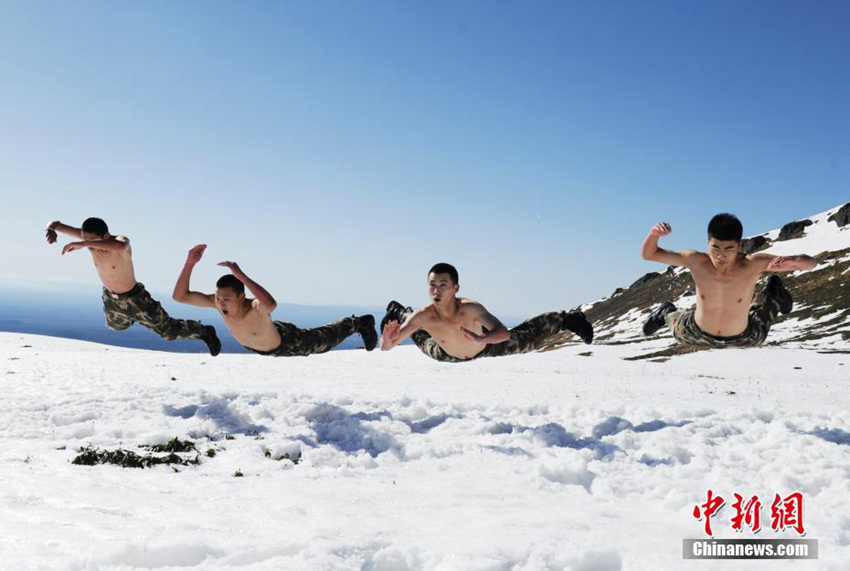 지린 국경부대 대원들, 옷통 벗고 실시한 불타는 눈밭 훈련