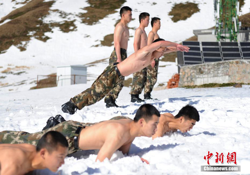 지린 국경부대 대원들, 옷통 벗고 실시한 불타는 눈밭 훈련