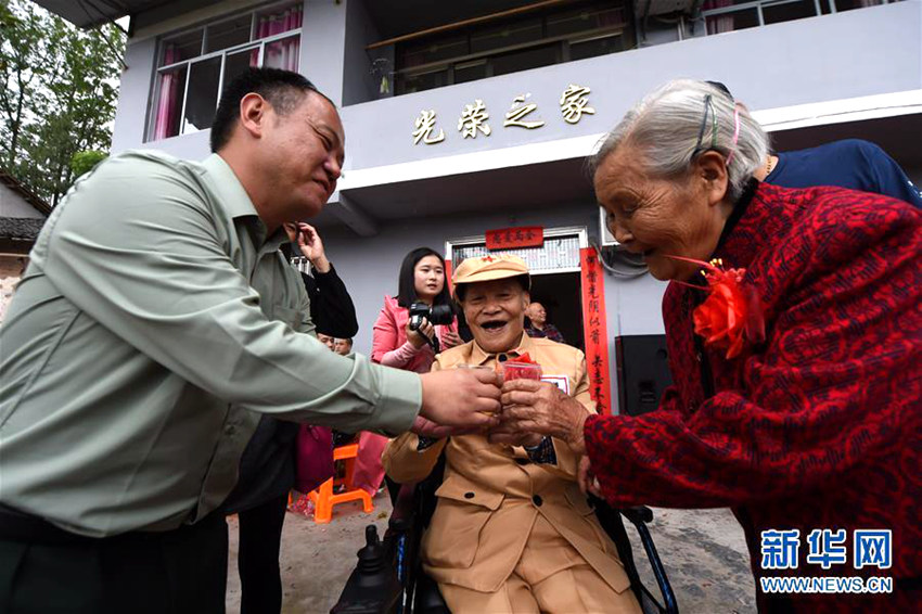 66년 동안 기다린 결혼식, 81세에 웨딩드레스 입은 신부