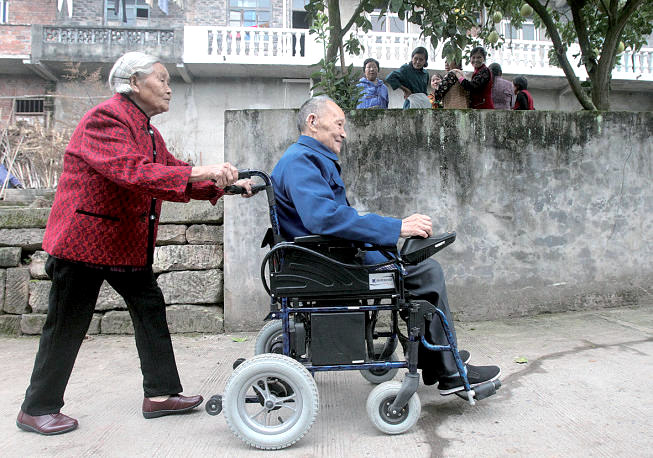 66년 동안 기다린 결혼식, 81세에 웨딩드레스 입은 신부