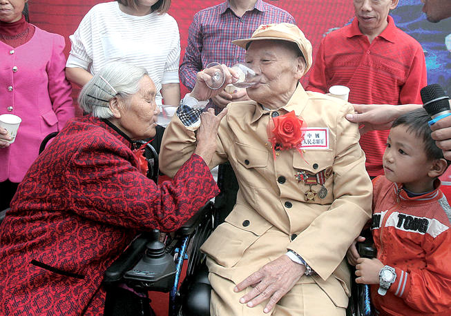 66년 동안 기다린 결혼식, 81세에 웨딩드레스 입은 신부