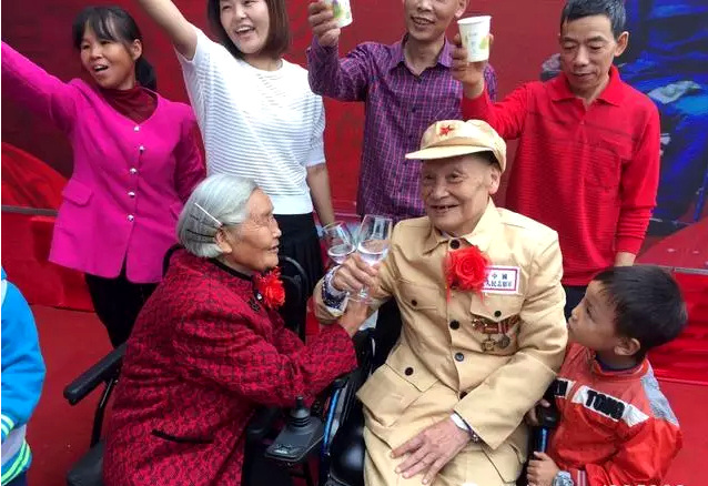 66년 동안 기다린 결혼식, 81세에 웨딩드레스 입은 신부