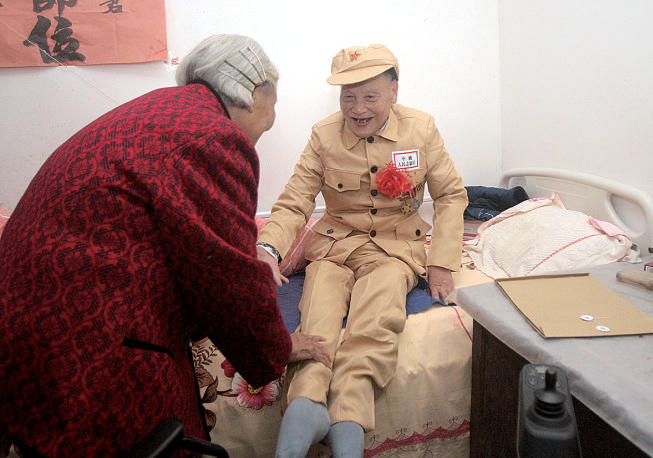66년 동안 기다린 결혼식, 81세에 웨딩드레스 입은 신부