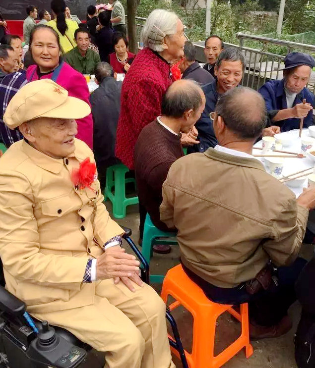 66년 동안 기다린 결혼식, 81세에 웨딩드레스 입은 신부