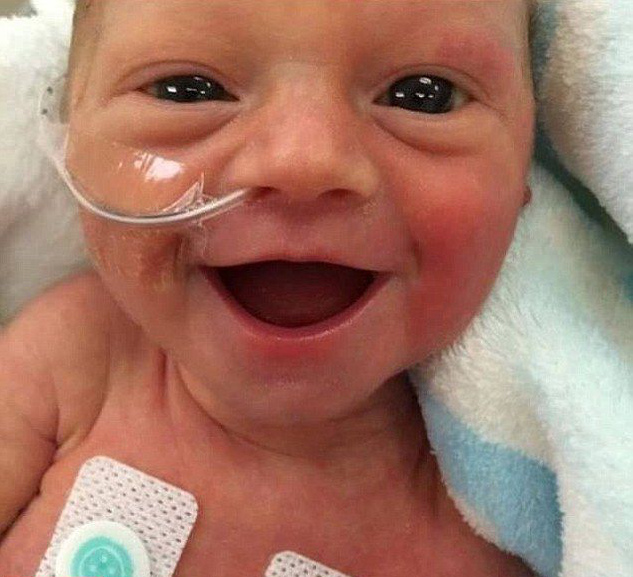 생후 5일 된 아기의 미소홀릭, 타고난 ‘미소천사’ 인증